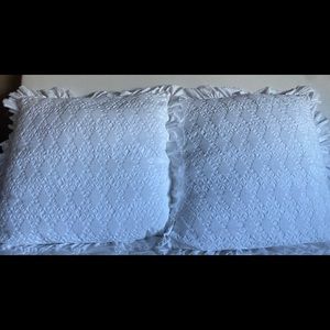 2 PiuBelle Whitle pillow shams 24x24